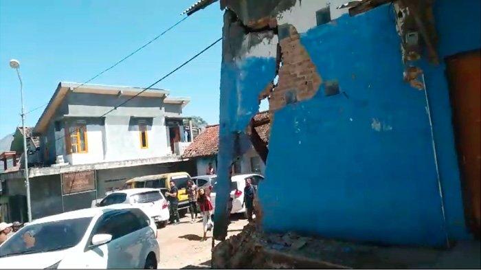 Gempa bumi magnitudo 5,0 yang mengguncang Bandung Raya Provinsi Jawa Barat Rabu 18 September 2024 mengakibatkan sejumlah bangunan rusak.