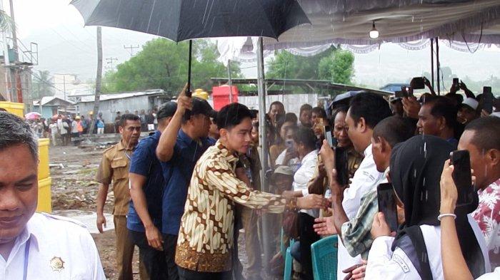 PANTAU- Ratusan emak-emak di kampung Bebeng, Kelurahan Wolomarang Kecamatan Alok Barat Kabupaten Sikka NTT rela kehujanan demi bertemu Wapres RI, Gibran Rakabuming Raka, Selasa (6/5/2025).