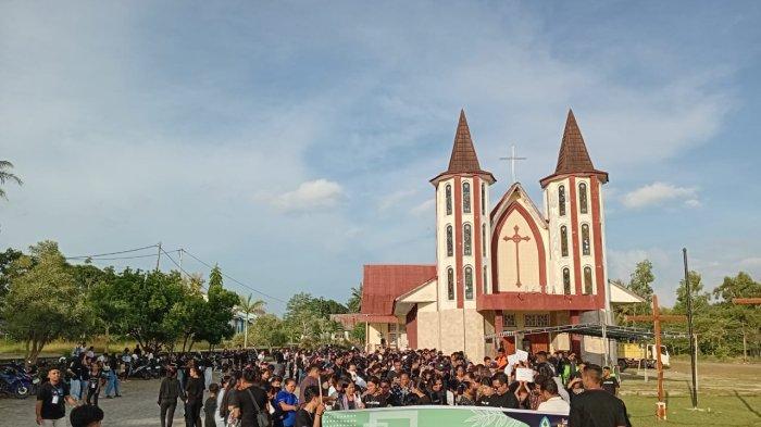 GREEN PASKAH - Jemaat Petra Kefamenanu, Pdt. Angkol Tangwal M.Th (baju putih) sedang memilih sampah di salah satu titik Jalan Salib, Jumat (18/4/2025).