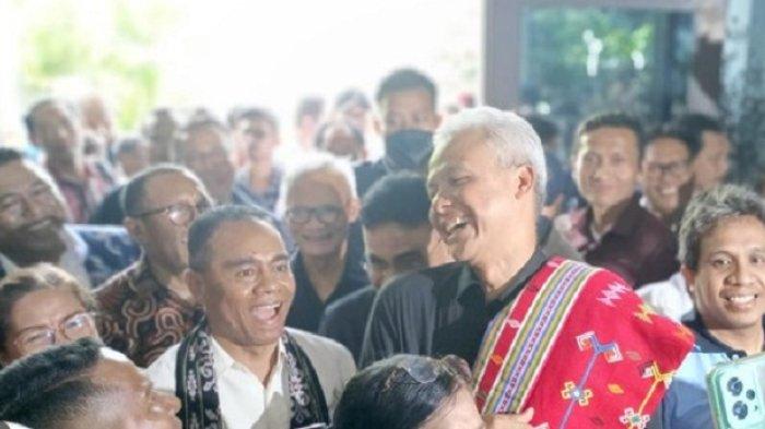 MENGGANGGU – Presiden Jokowi merespon aneka tanya tentang kunjungan kerjanya ke NTT baru-baru ini, namun disebut-sebut mengganggu kampanye Ganjar Pranowo yang juga baru saja menunaikan agenda politiknya di Kota Kupang.