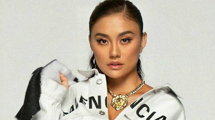 Gaya Agnez Mo bak artis Hollywood. ((Firda Dwi Muliawati))