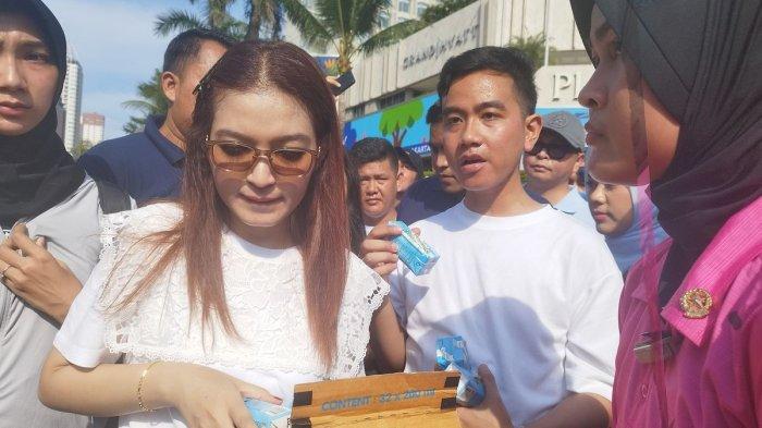 Gibran Rakabuming Raka dan istri, Selvi Ananda membagikan susu di Car Free Day, Jalan MH Thamrin, Jakarta Pusat, Minggu (3/12/2023).