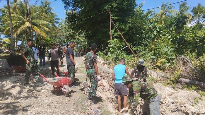 Cinta Kodim untuk Desa Lentera: TNI dan masyarakat di Desa Lentera gotong royong bangun jalan Desa.