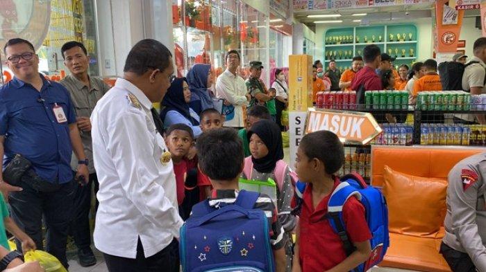 BERBINCANG - Gubernur NTT Melki Laka Lena berbincang-bincang dengan Anak Panti di Kharisma Stationery saat mendampingi kunjungan Wapres Gibran Rakabuming Raka, Rabu (7/5/2025).