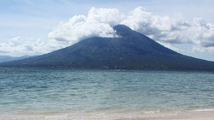 Gunung Boleng di Pulau Adonara tampak dari Pantai Waijarang, Lembata, Nusa Tenggara Timur.