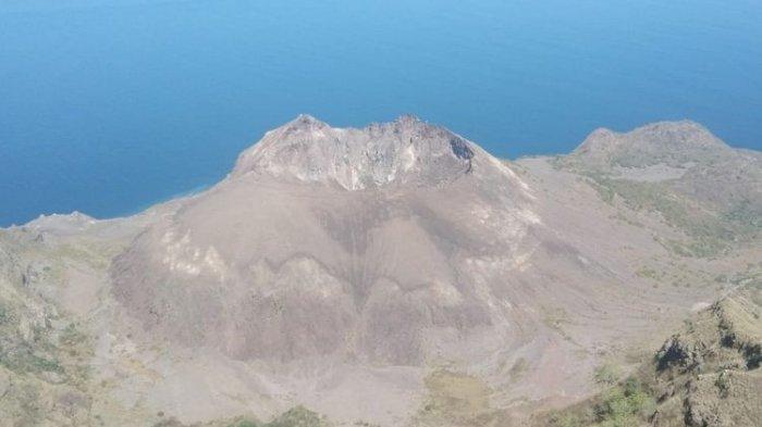 Gunung Ile Werung diambil dari bukit Ile Mauraja, Lembata, NTT, beberapa waktu lalu.