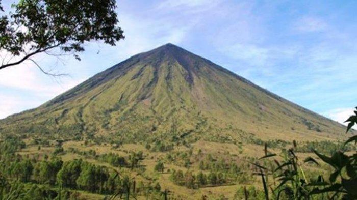 Gunung Inerie di Kabupaten Ngada, Nusa Tenggara Timur.