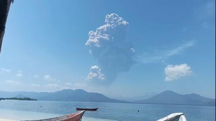 GUNUNG LEWOTOBI -  Foto letusan Gunung Lewotobi Laki-laki kembali menunjukkan aktivitas vulkanik yang sangat tinggi. Letusan besar terjadi pada Senin (7/7/2025) pukul 11.05 WITA