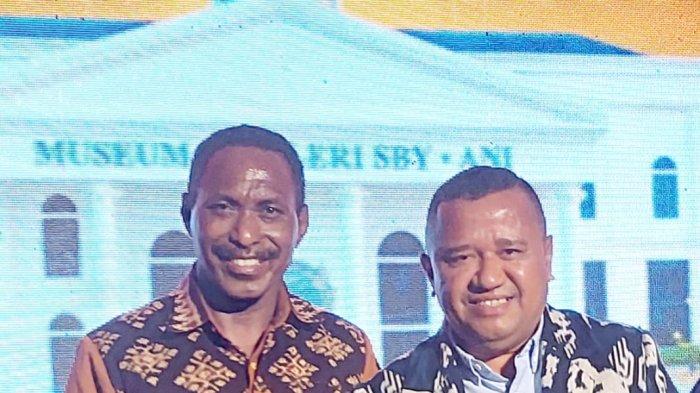 BERSAMA KETUA DEMOKRAT NTT -Politisi muda Partai Demokrat, Gustaf Tamo Mbapa bersama Ketua DPD Demokrat NTT, Leonardus Lelo usai acara peresmian Museum dan Galeri SBY-Ani di Pacitan, Kamis, 17 Agustus 2023.