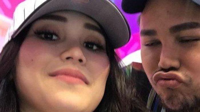 CIUM --Heboh Ayu Ting Ting Nekat Cium Ivan Gunawan di Depan Umum, Aksi Sang Biduan Auto Banjir Cibiran