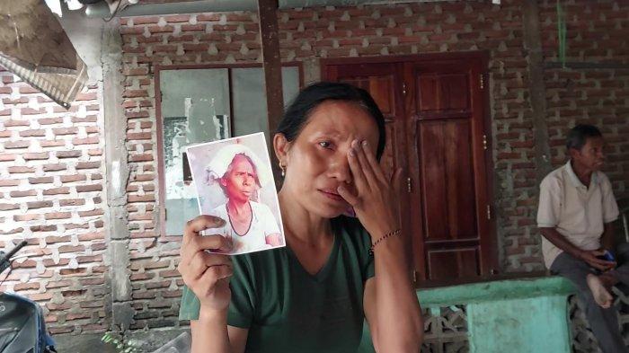 POS KUPANG.HO
HENDRIKA HAYON - Hendrika Hayon, menantu dari nenek Maria Pora Seda, menunjukkan foto nenek Maria, warga Desa Kobasoma, Flores Timur, yang hilang sejak bulan April 2025.