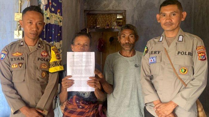 REGINA MUR - PS Kasidokkes Polres Manggarai Timur, Bripka Heribertus A.B.Tena, S.Tr.Ak.,M.Si bersama Bhabinkamtibmas Desa Bangkapau Kecamatan Lamba Leda Selatan, Briptu Ryan Mike sedang menyerahkan bantuan Aksestensi pelayanan kesehatan gratis kepada Regina Mur. 