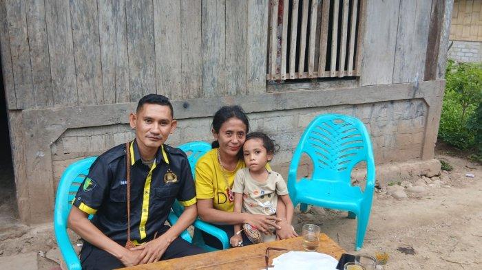 HERIBERTUS - PS Kasidokkes Polres Manggarai Timur Bripka Heribertus AB Tena menyerahkan bantuan akses pelayanan kesehatan untuk Maria Klaransia Owa.