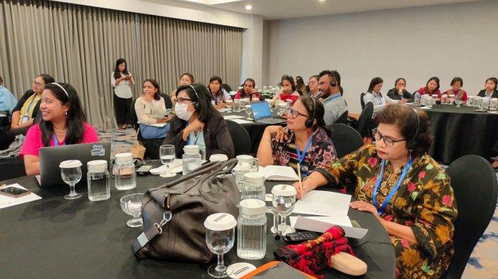 PENGACARA -- Para pengacara, peserta kegiatan Criminal Defense Skills Training Workshop dengan tema Menjembatani Kesenjangan Keadilan, memberdayakan pembelajaran Hak Asasi Manusia (HAM) untuk meningkatkan Akses Keadilan Bagi Perempuan dan Kelompok Rentan, Rabu (12/6), di Hotel Harper Kupang.