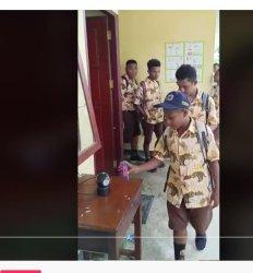 IS CARD - Viral Di Gantung Di Leher Siswa SMP di Manokwari Papua Melakukan Absen Menggunakan ID Card