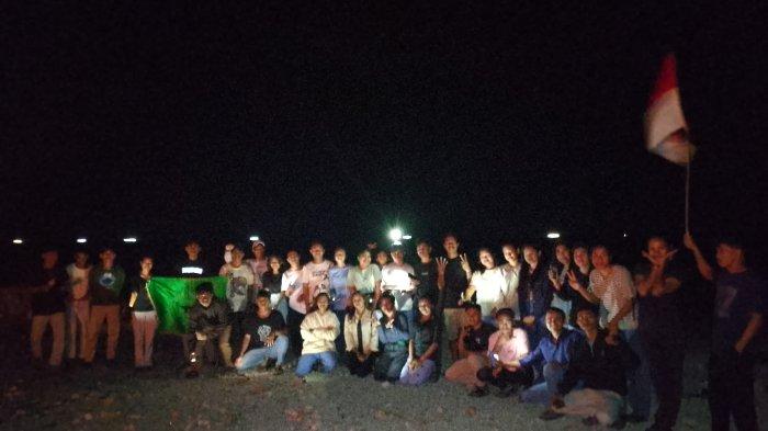 ORGANISASI MAHASISWA - Ikatan Pemuda Pelajar Mahasiswa Savana Asal Lewa (IPPMASAL) Kupang, organisasi mahasiswa asal Kabupaten Sumba Timur, NTT, yang berdomisili di Kupang, memperingati Hari Ulang Tahun (HUT) ke-24 sekaligus Hari Laut Sedunia dengan menggelar aksi bersih pantai di Pantai Oesapa, tepatnya di lokasi yang dikenal sebagai 