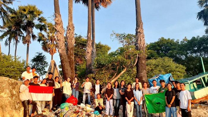 ORGANISASI MAHASISWA - Ikatan Pemuda Pelajar Mahasiswa Savana Asal Lewa (IPPMASAL) Kupang, organisasi mahasiswa asal Kabupaten Sumba Timur, NTT, yang berdomisili di Kupang, memperingati Hari Ulang Tahun (HUT) ke-24 sekaligus Hari Laut Sedunia dengan menggelar aksi bersih pantai di Pantai Oesapa, tepatnya di lokasi yang dikenal sebagai 