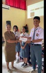 Penyerahan penghargaan bagi siswa peraih juara lomba pembuatan konten video kreatif