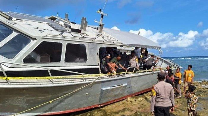 Kapal motor pembawa imigran ilegal terdampar di Pantai Pengodua, Kecamatan Rote Timur, Kabupaten Rote Ndao, Provinsi Nusa Tenggara Timur, Senin (8/7/2024)..