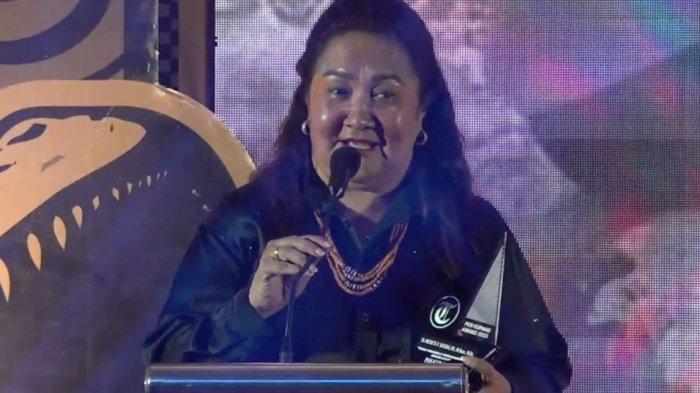 Inche DP Sayuna menerima Pos Kupang Award 2023 kategori Tokoh Penggerak Pengarusutamaan Gender di NTT. Acara berlangsung di Ruang Placio 3 Hotel Aston Kupang, Senin 11 Desember 2023 malam.