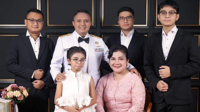 Esther Meilany Siregar bersama sang suami Simon Petrus Kamlasi dan anak-anak.