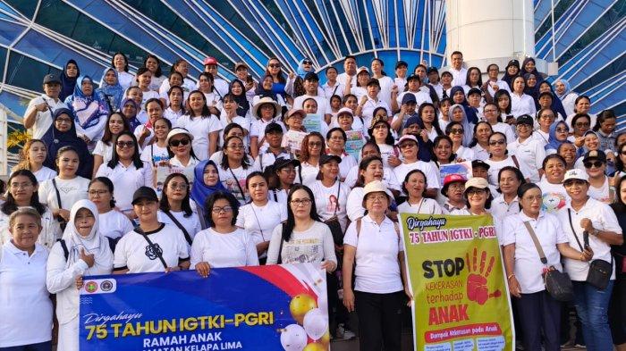 JALAN SEHAT - Semarak HUT ke-75 IGTKI-PGRI, sebanyak 400 Guru TK Ramaikan Jalan Sehat di Car Free Day Kupang.
