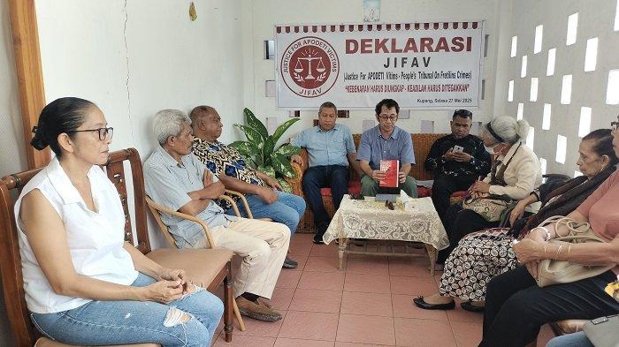 JIFAV - Presiden dan Sekjen JIFAV dan anggota. JIFAV sebuah komunitas yang dibentuk oleh keluarga korban dan para penyintas kekejaman FRETELIN untuk memperjuangkan keadilan hukum dan pengakuan atas pelanggaran Hak Asasi Manusia, yang selama ini diabaikan oleh narasi dominan sejarah