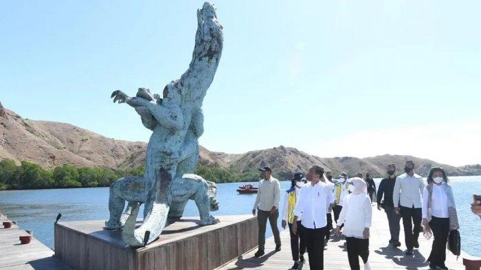Presiden Jokowi dan Ibu Negara Iriana Jokowi bersama para menteri berada di Pulau Rinca Taman Nasional Komodo, Kabupaten Manggarai Barat, Nusa Tenggara Timur, Kamis 21 Juli 2022.