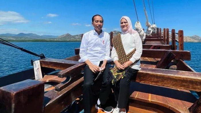 Presiden Jokowi dan Ibu Negara Iriana Jokowi menumpang kapal pinisi dari Labuan Bajo menuju Pulau Rinca, Kabupaten Manggarai Barat, Kamis 21 Juli 2022 siang. Presiden Jokowi meresmikan penataan kawasan Pulau Rinca, Taman Nasional Komodo.