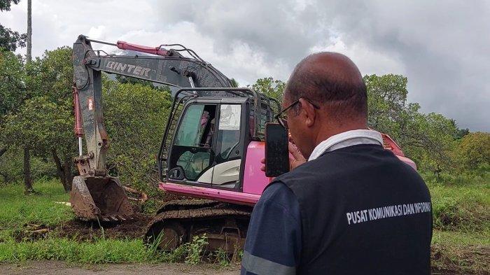 PANTAU - Asisten I Setda Flores Timur, Jack Ara Kian, sedang merekam aktivitas alat berat saat membuka akses jalan dari Desa Pululera ke Noboleto, Senin, 2 Juni 2025.