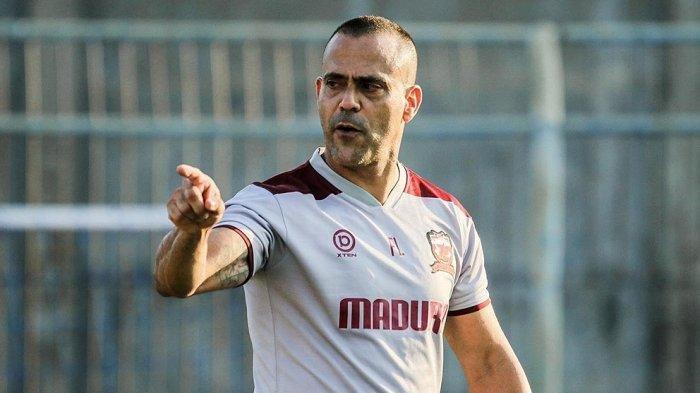 FABIO LEFUNDES - Laga Persib Bandung vs Persita Tangerang hari ini di Stadion Gelora Bandung Lautan Api (GBLA), perang strategi pelatih Bojan Hodak vs Fabio Lefundes.
