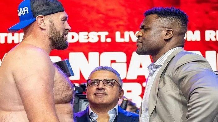 FURY DAN NGANNOU – Jadwal Tinju dunia, mengenal Francis Ngannou, calon lawan Tyson Fury yang fans sama mantan raja kelas berat dunia Mike Tyson.  Foto Tyson Fury dan Francis Ngannou.