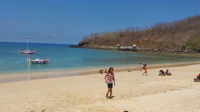 Akses jalan menuju wisata Pantai Oa di Desa Pantai Oa, Kecamatan Wulanggitang, Flores Timur.