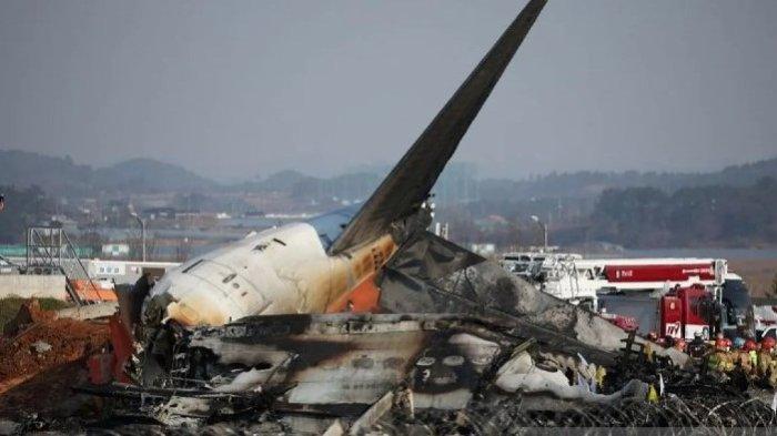 Petugas pemadam kebakaran berada di sekitar Pesawat Jeju Air jatuh dan terbakar di Bandara Internasional Muan, Korea Selatan, Minggu (29/12/2024) pagi waktu setempat.