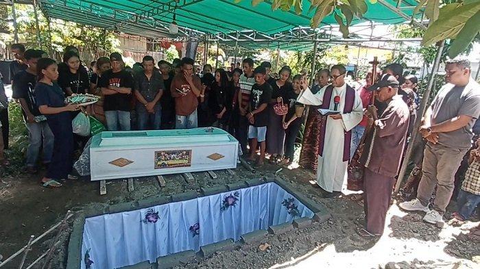 Jenazah Maria Yunita (36) ibu hamil asal Kelurahan Nangameting, Kecamatan Alok Timur, Kabupaten Sikka NTT, yang meninggal dunia di IGD TC Hillers Maumere bersama anak pertamanya yang masih berada di dalam kandungannya dimakamkan pada, Jumat 11 April 2025.