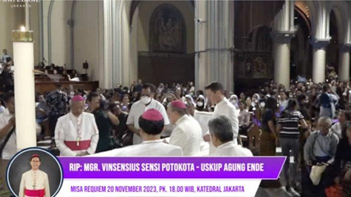 Duta Besar Vatikan untuk Indonesia, Mgr. Pierro Piopp dan sejumlah uskup melayat jenazah Uskup Agung Ende Mgr. Vincentius Sensi Potokota yang disemayamkan di gereja Katedral Jakarta sebelum misa requiem pada Senin 20 November 2023 pukul 18.00 WIB.