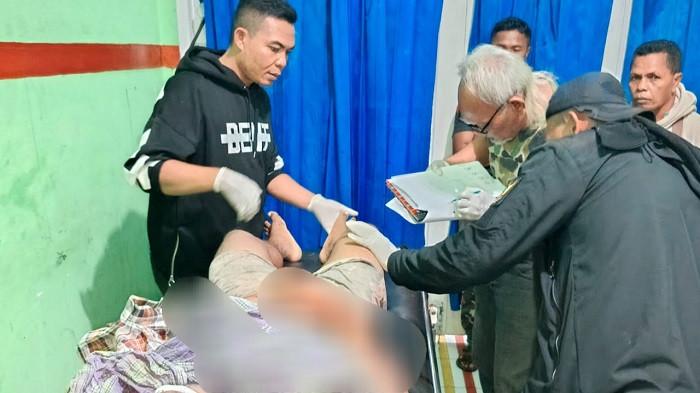 Jenazah korban keganasan buaya saat tiba di Puskesmas Omesuri, Kabupaten Lembata, NTT, Minggu (27/07/25). Korban bernama Timoteus Tawe mengalami luka robek usai diterkam buaya di Teluk Balawuring.