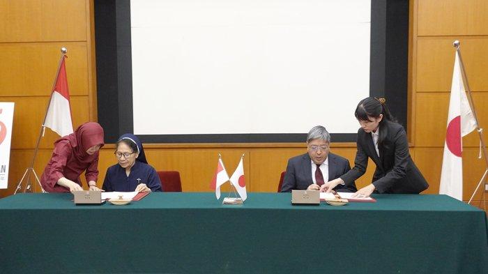 Penandatanganan kontrak antara Duta Besar Jepang untuk Indonesia, Masaki Yasushi, dan perwakilan RS St. Carolus Borromeus Kupang di Kedutaan Besar Jepang, Jl MH Thamrin Jakarta 14 Maret 2024.