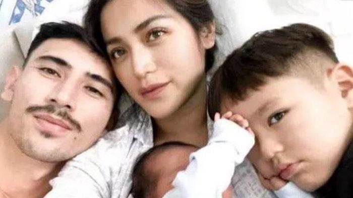 SAKIT -- Jessica Iskandar sedang sedih, putra bungsu yang baru berusia 1 tahun menderita infeksi kelenjar getah bening atau limfadenitis