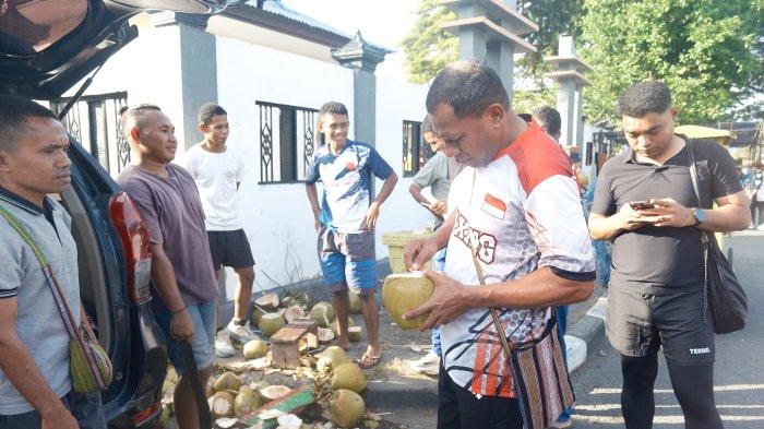 BELI - Wakil Gubernur NTT Johni Asadoma sedang membeli jajanan UMKM saat car free day (CFD) di Kota Kalabahi Kabupaten Alor, Sabtu, (21/6/2025) pagi. 
