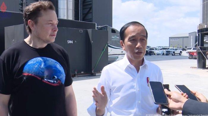 Presiden Jokowi, didampingi Elon Musk saat menyampaikan keterangan pers di SpaceX, Boca Chica, Amerika Serikat, Sabtu 14 Mei 2022.