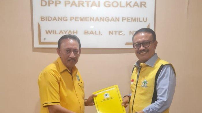 Jonas Salean menerima SK Partai Golkar untuk maju sebagai Calon Wali Kota Kupang.