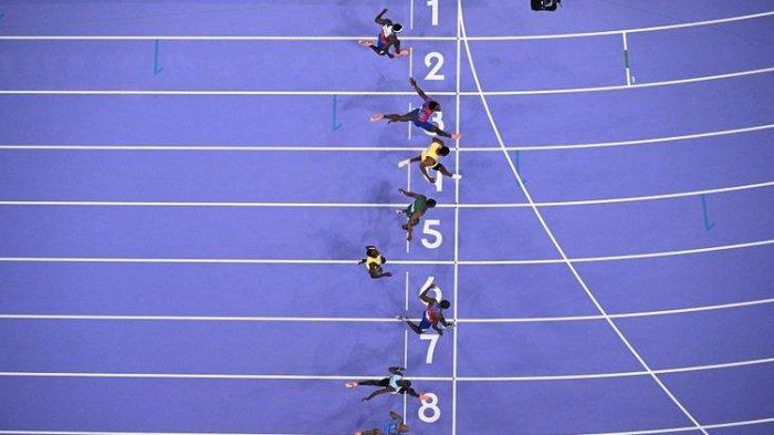 Gambaran umum menunjukkan (dari atas ke bawah) Kenneth Bednarek dari AS, Fred Kerley dari AS, Kishane Thompson dari Jamaika, Akani Simbine dari Afrika Selatan, Oblique Seville dari Jamaika, Noah Lyles dari AS, Letsile Tebogo dari Botswana, dan Lamont Marcell Jacobs dari Italia berkompetisi dalam final lari 100 m putra cabang atletik di Olimpiade Paris 2024 di Stade de France di Saint-Denis, utara Paris, pada 4 Agustus 2024.