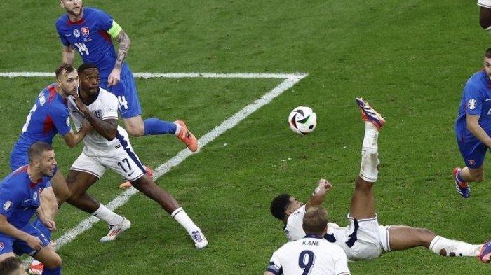 Pemain Timnas Inggris Jude Bellingham mencetak gol pertama timnya pada pertandingan babak 16 besar UEFA Euro 2024 antara Inggris vs Slovakia di Arena AufSchalke di Gelsenkirchen pada Minggu 30 Juni 2024.