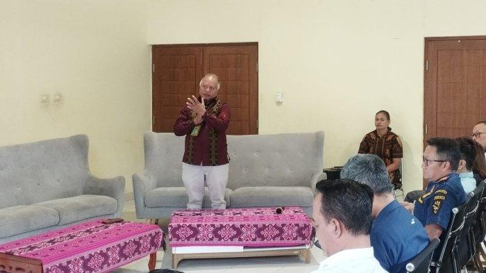 KAMPUNG KERORA -- Kepala Balai Taman Nasional Komodo (BTNK), Hendrikus Rani Siga. BTNK, membuka jalur treking di Kampung Kerora, Desa Pasir Panjang, Pulau Rinca kawasan Taman Nasional Komodo, Manggarai Barat, NTT. 