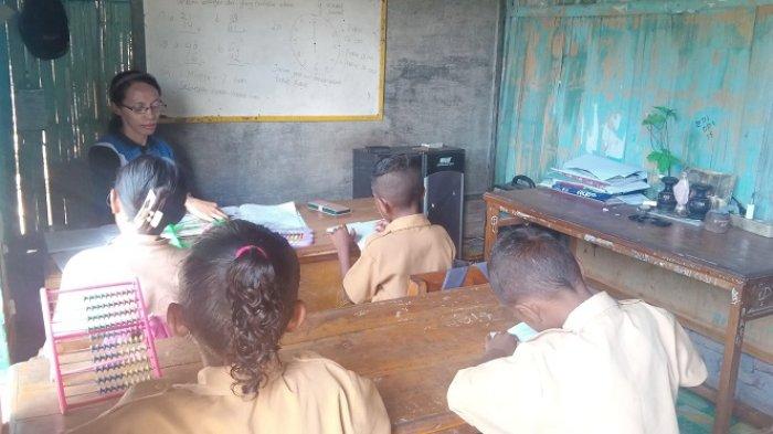 KBM - Guru dan siswa SDK Lewobele di Flores Timur, NTT, melaksanakan KBM di rumah warga lantaran proyek gedung sekolah belum PHO, Sabtu (7/6/2025).