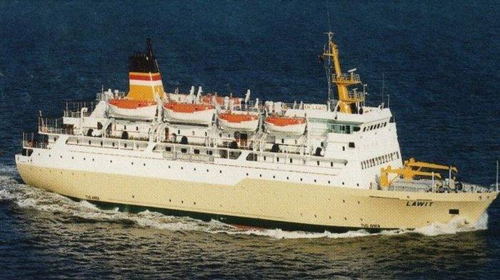 KM SANGIANG – Salah satu kapal pelni yang melayani transportasi laut di Indonesia Timur, adalah KM Sangiang sebagaimana tampak dalam gambar.