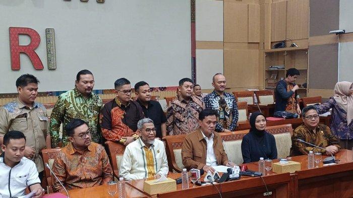 KOMISI III -  Ketua Komisi III DPR RI Habiburokhman bersama Inspektur Wilayah II Bawas Mahkamah Agung Suradi dan perwakilan Direktorat Jenderal Hak Kekayaan Intelektual dan musisi saat konferensi pers di Ruang Rapat Komisi III DPR RI, Jumat (20/6/2025).