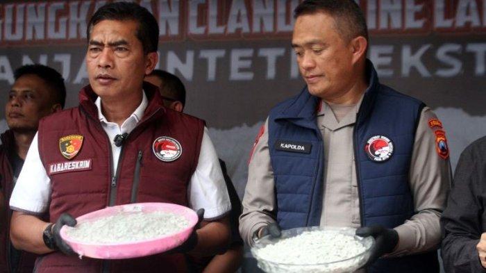 Kabareskrim Komisaris Jenderal Polisi Wahyu Widada (kiri) dan Kapolda Jatim Irjen Pol Imam Sugianto (kanan) menunjukkan pil ekstasi siap edar saat ungkap kasus laboratorium gelap narkoba di Jalan Bukit Barisan, Klojen, Malang, Jawa Timur, Rabu 3 Juli 2024.