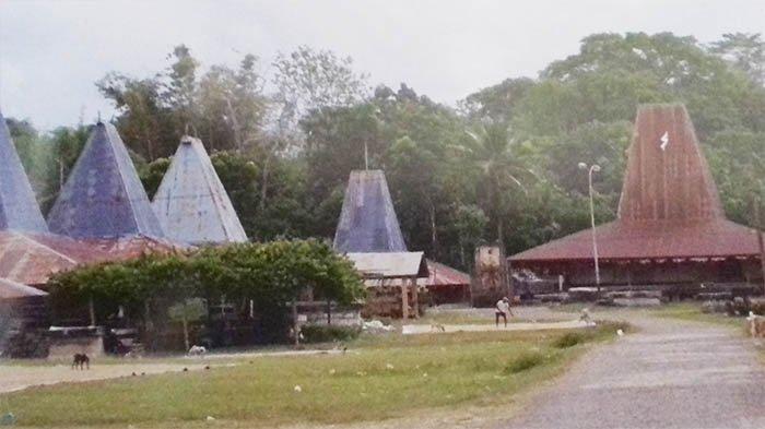 Kampung Kabonduk, Kampung ini terletak di Desa Makatakeri Kecamatan Katiku Tana, dengan jarak tempuh ± 1 km dari pusat kota waibakul.